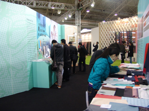 色卡展覽會(huì)上，門庭如市