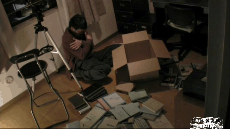 半裸“偷窺男”狼籍的家及偷窺的望遠(yuǎn)鏡